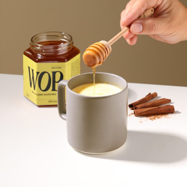Mel de flores silvestres World of Bees a ser adicionado a uma golden milk cremosa